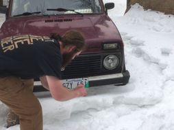 Lada Niva pali na kurblu