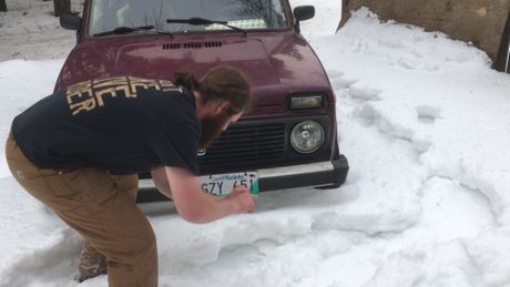 Lada Niva pali na kurblu