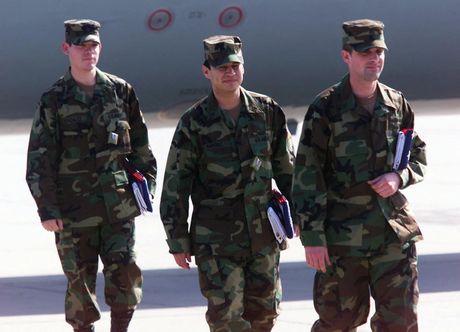 Endru Ramirez, Kristofer Stoun i Stiven Gonzales u Nemačkoj nakon oslobađanja iz zarobljeništva u SR Jugoslaviji