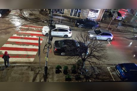 Udes - Udarena ženska osoba na pešačkom prelazu juče oko 17h ispred Retro Bara u Dušanovoj ulici u Nišu