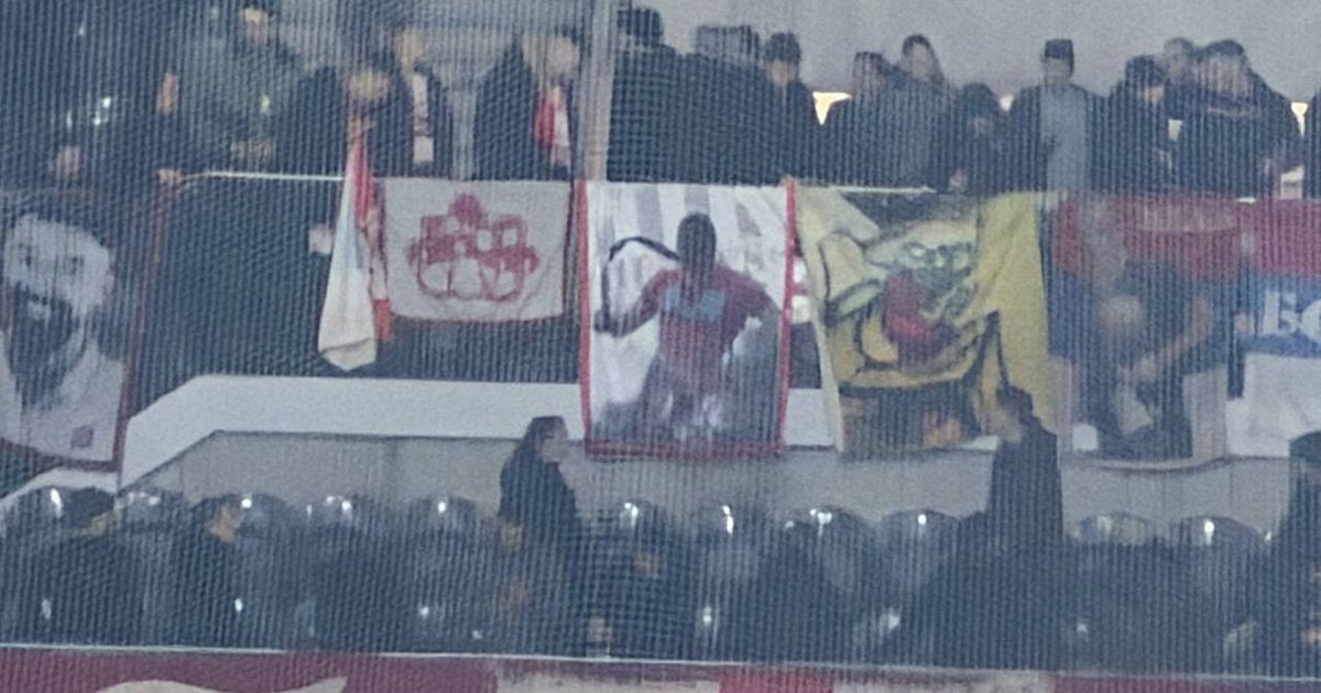 This is the new Delije flag, they hung it in France, dedicated to a deceased fan