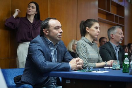 Okrugli sto, Palata Srbija