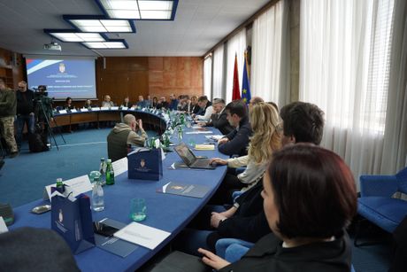 Okrugli sto, Palata Srbija