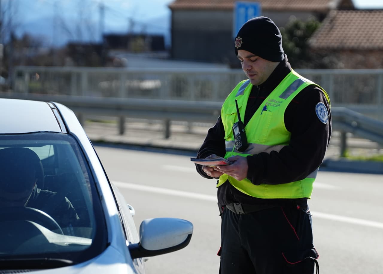 Srbin uhapšen u Crnoj Gori jer je na granici dao 10 evra policajcu: "Nisam na vreme prijavio boravak..."