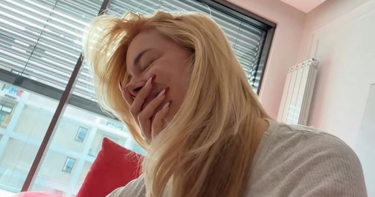 "You no longer have a neck, it doesn't look good" Our singer's hit response to a comment about her weight: "It's hard to write..."
