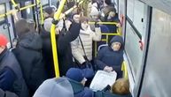 UZNEMIRUJUĆI SNIMAK Saobraćajni znak uleteo kroz prozor autobusa: Jedna devojka povređena, srča na sve strane!
