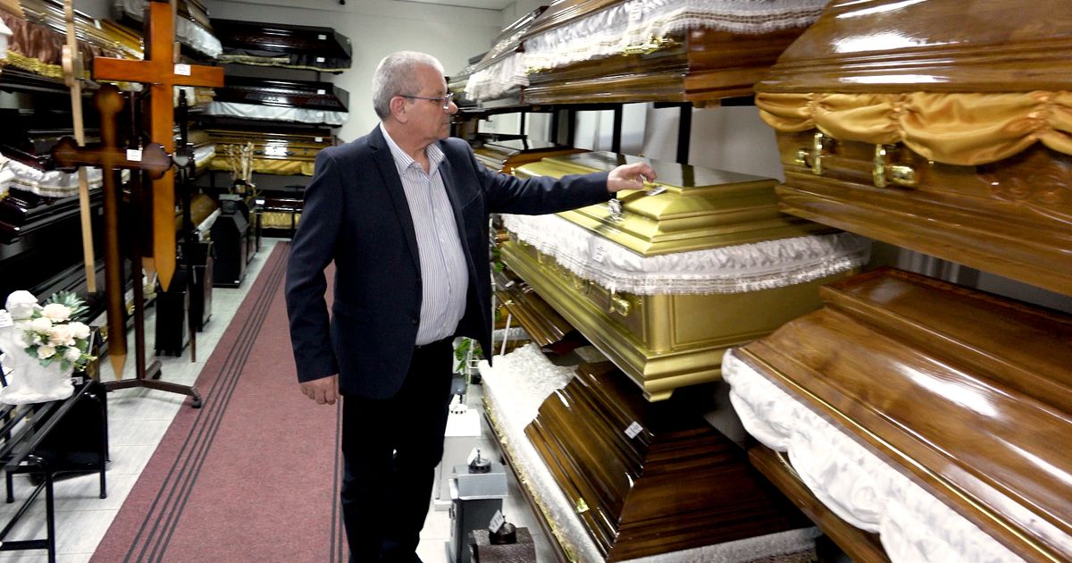 I looked in the rearview mirror of the hearse and SAW EYES: Famous undertaker Drnda for Telegraf! He also drove Milošević