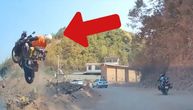 STRAŠNA SCENA! Motorom sletela pravo u provaliju: Svi se hvataju za glavu kad vide snimak