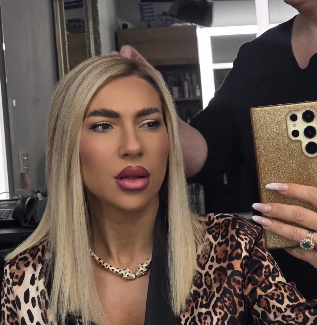 Jovana provocira samo tako! Voditeljka objavila bezobrazan snimak: Raskopčala košulju, a Tigar odmah reagovao