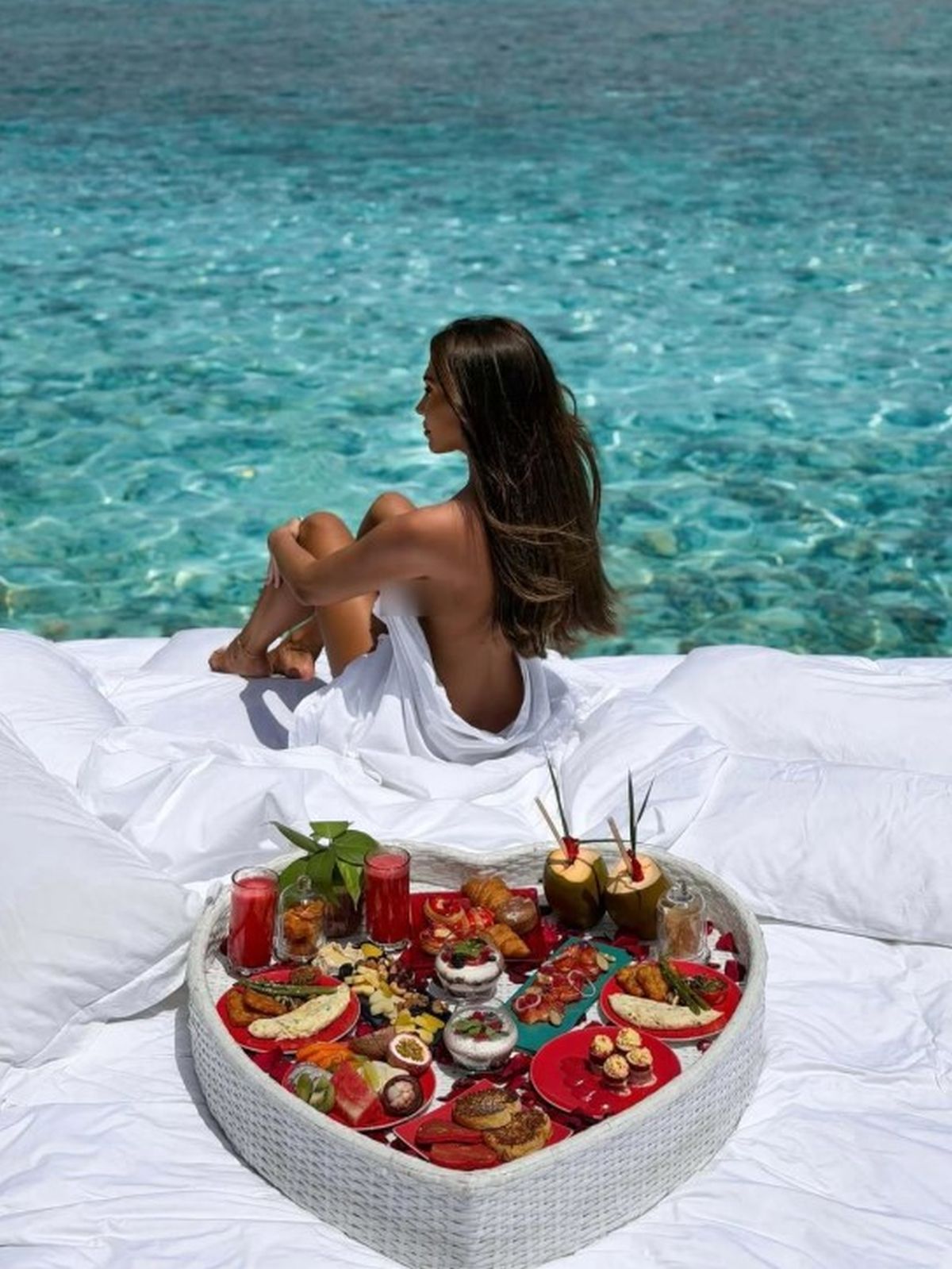 Razvodila se od pevača dva puta, a sad uživa s njim: Skinula se lepa Ana, sevnulo je... Usijale se mreže