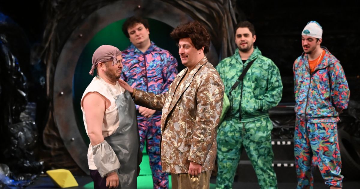 See what it was like at the premiere of the play 'King Ubu' at the BDP: Andrija Milošević in the lead role