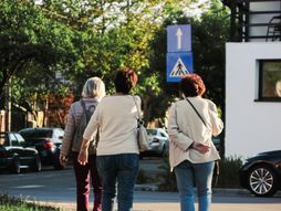 šetnja žene, starije žene
