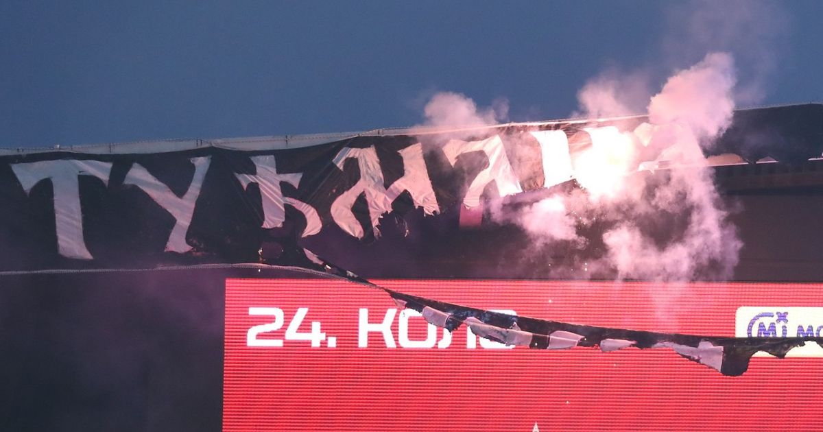 Grobari zapalili transparent za Franju Tuđmana! Popeli se na krov, a onda je počelo da gori