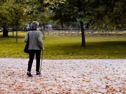 žena, dom, šetnja, hod, starija žena