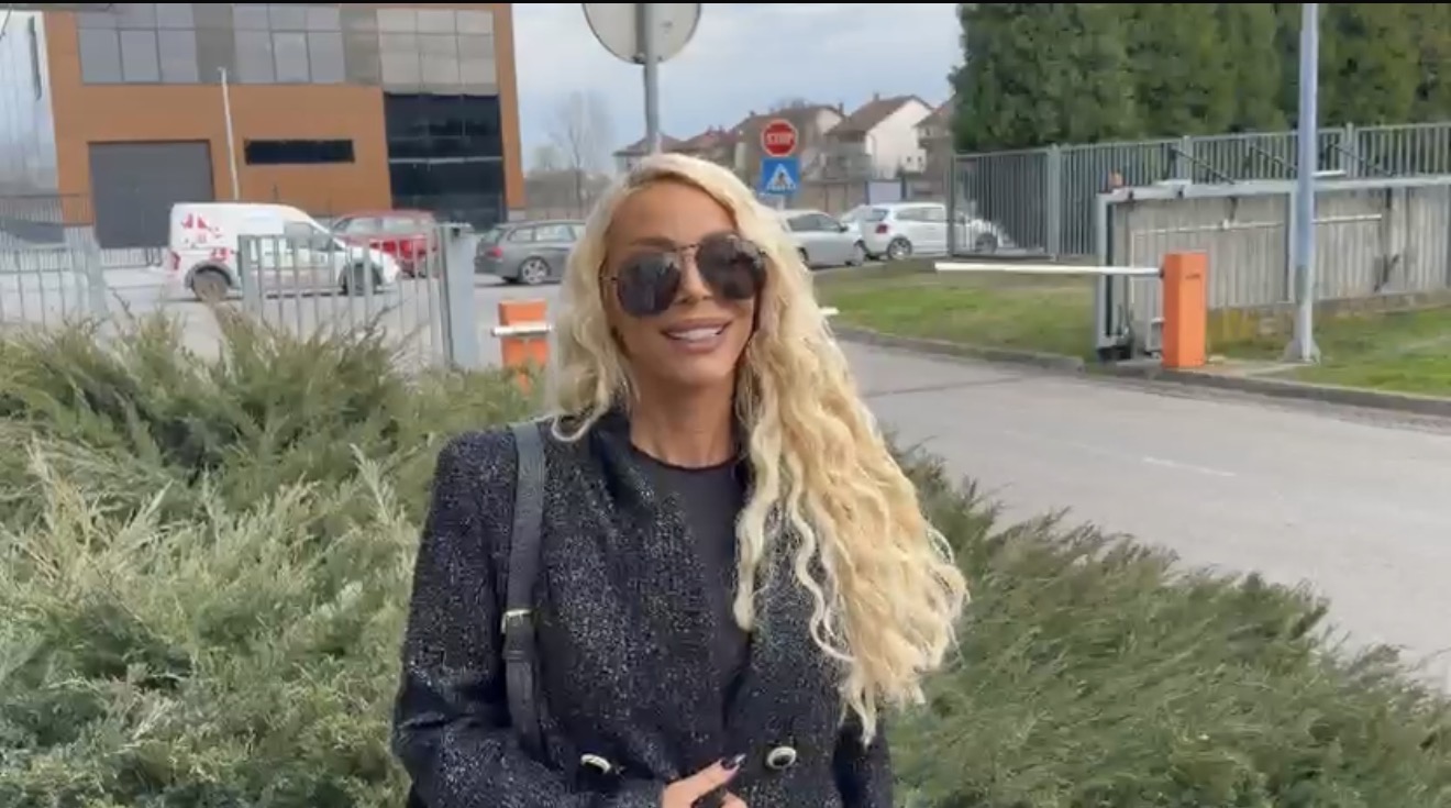 Bojana pazarila papreno skupu "igračku": Napucani kabriolet od 250.000 evra ukrao njeno srce, a boja je ludilo