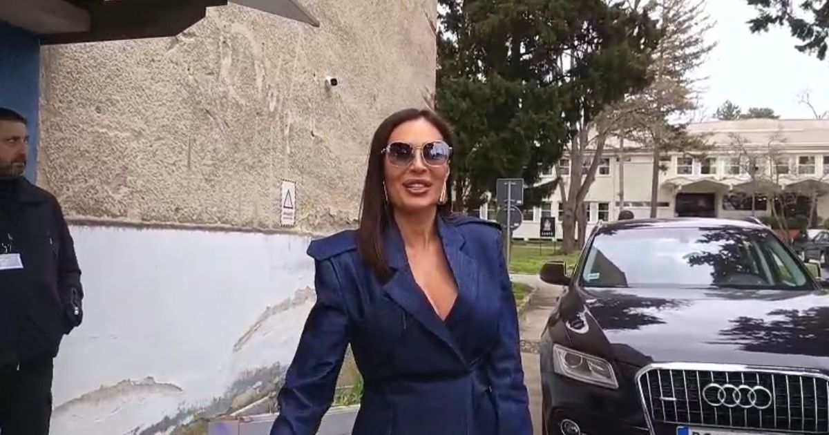 Ceca pokazala prazničnu trpezu na Dedinju: Mališani oko stola, na njemu od ptice mleko - a Bogdana bez šminke