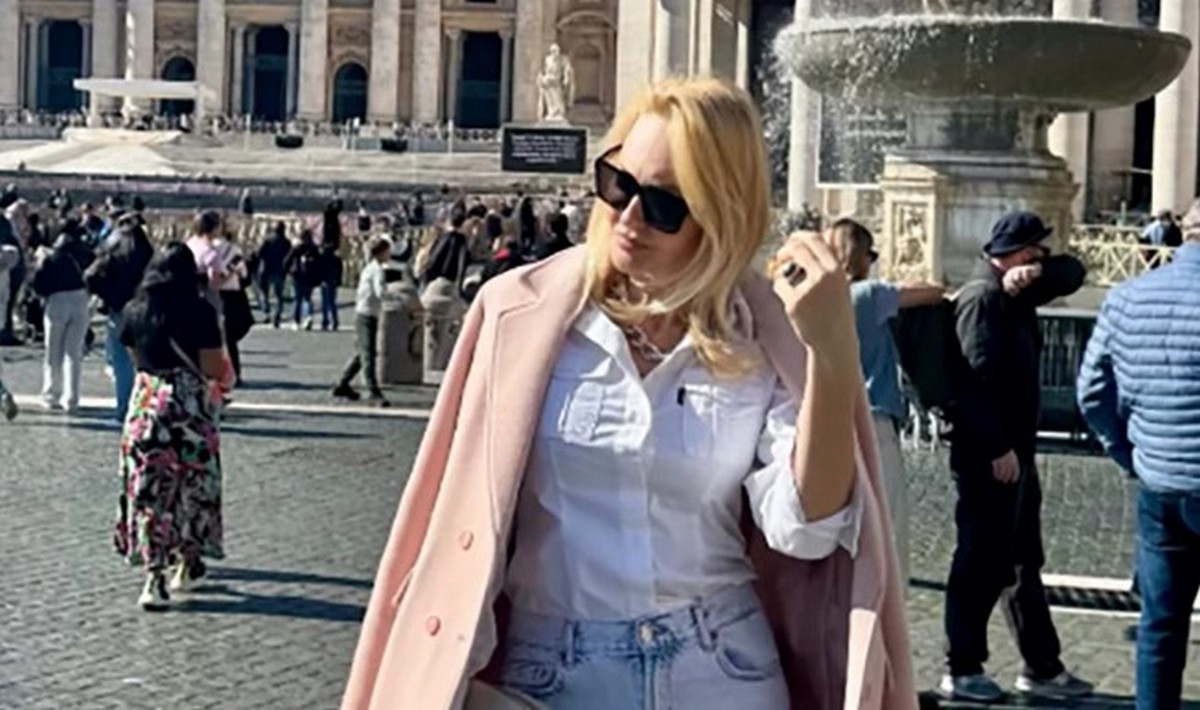 Poznata voditeljka spakovala kofere sa mužem i otišla iz Srbije: Slavila Uskrs uz alkohol, kikiriki i čips