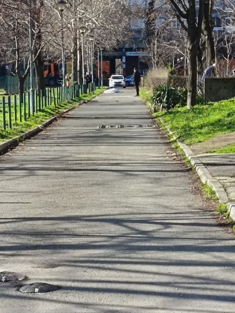 PRVE SLIKE SA MJESTA TRAGEDIJE: Ženu na Novom Beogradu pregazio kamion, tijelo joj je prekriveno bijelom čaršavom – Vesti PRVE SLIKE SA MJESTA TRAGEDIJE: Ženu na Novom Beogradu pregazio kamion, tijelo joj je prekriveno bijelom čaršavom – Vesti