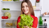 Zelena salata vam je uvenula u frižideru? Nutricionista otkriva trik od 2 sekunde koji joj vraća svežinu!