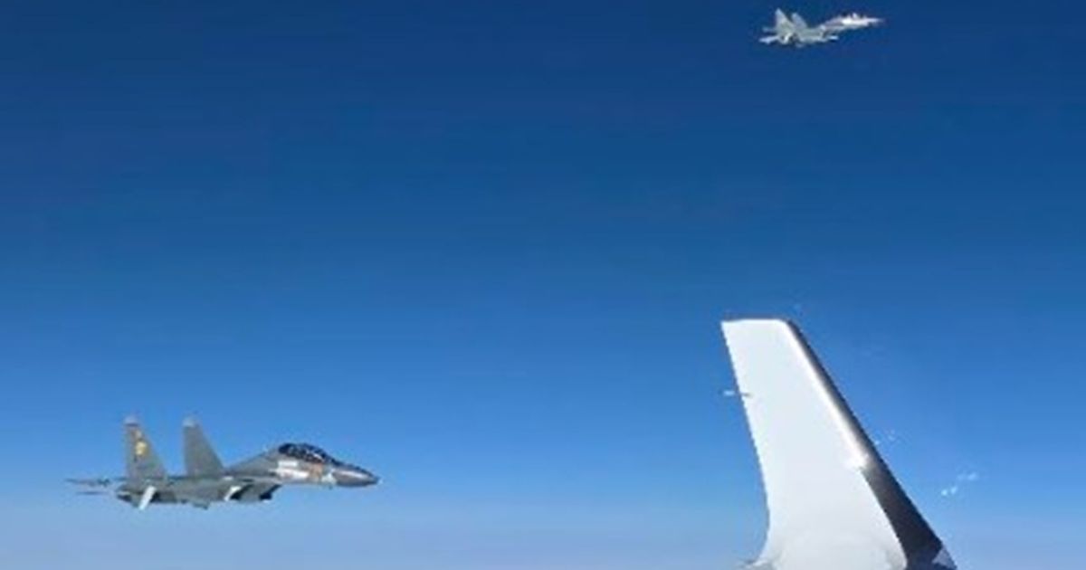 Avion predsednika Srbije dočekala su tri aviona Suhoj u vazdušnom prostoru Kazahstana Avion predsednika Srbije dočekala su tri aviona Suhoj u vazdušnom prostoru Kazahstana