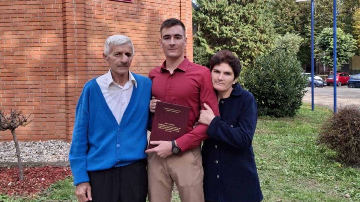 Od učenika malene seoske škole do najboljeg studenta u Čačku: Pešačio kilometrima, sada je ponos svih