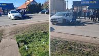DRAMA U SREMČICI, obustavljen saobraćaj: Motorciklista (25) udario u fijat, prevezen u Urgentni centar
