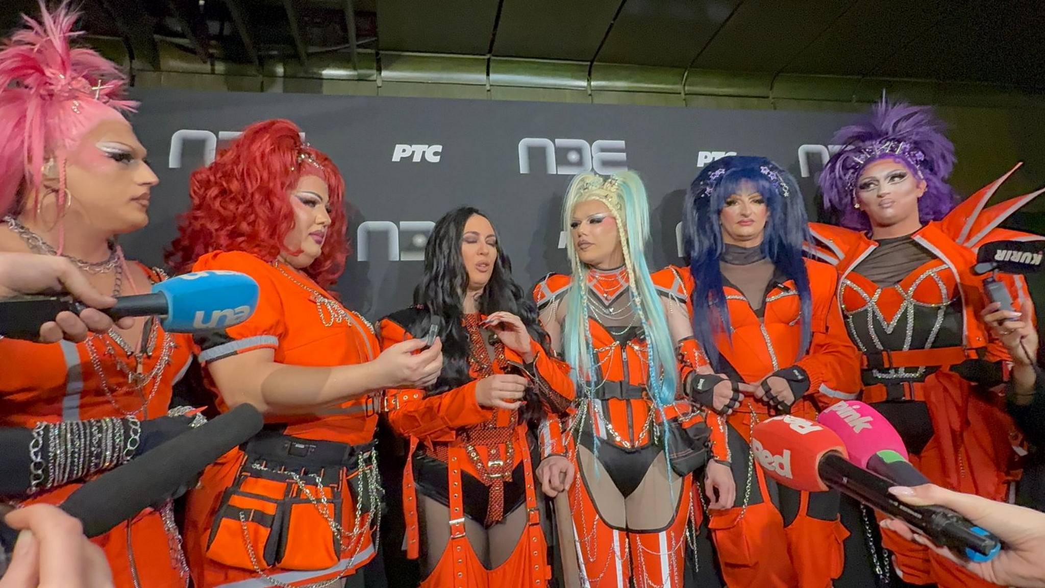 Šok pred finale PZE 2026! Takmičarke stižu na traktorima ispred RTS, ovaj snimak je preplavio mreže