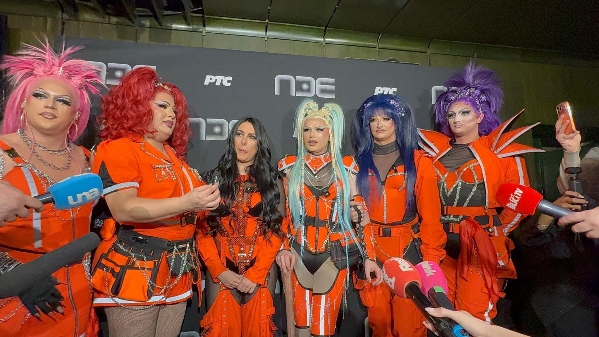 Šok pred finale PZE 2026! Takmičarke stižu na traktorima ispred RTS, ovaj snimak je preplavio mreže