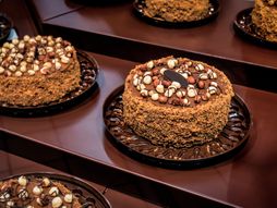 Širli Templ torta od čokolade i lešnika