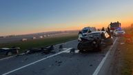 Prve fotografije teškog udesa na Zrenjaninskom putu: Jedan auto u njivi, drugi smrskan, krhotine po putu