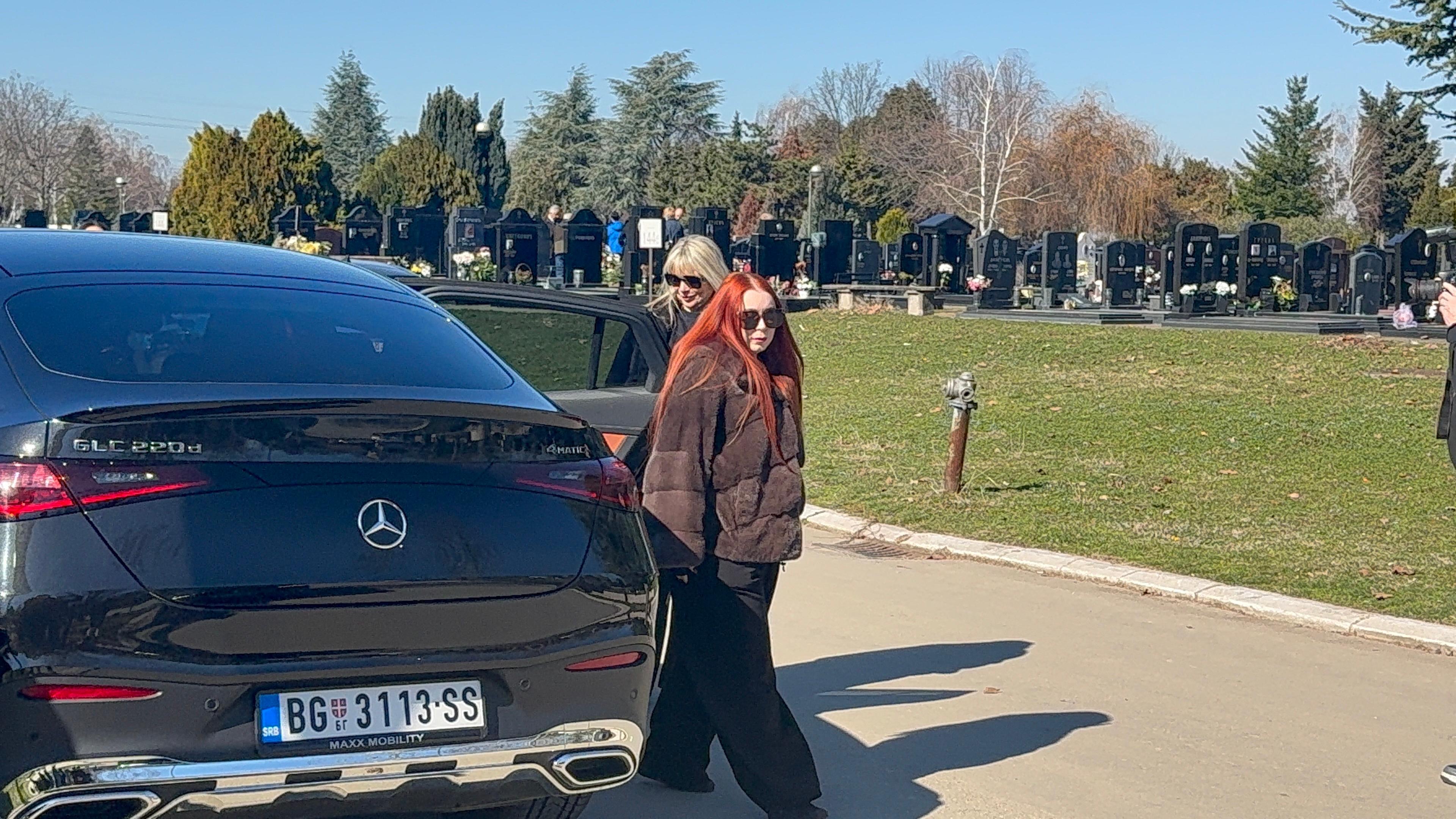 “Slomi se, danima tuguje” Suzana otkrila potresan detalj o naslednici Aleksandri: “Ne može na tatin grob…”