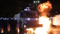 Dramatično na ulicama Prištine: Bačen suzavac, policija se jedva bori sa ruljom, čuju se topovski udari