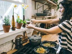 žena, devojka, kuhinnja, večera, kuvanje