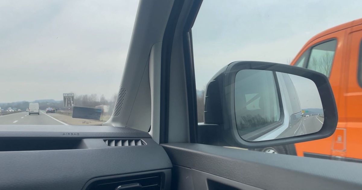 SNIMAK KOJI LEDI KRV Sekunde do direktnog sudara sa KAMIONOM: Kamiondžija preticao AUTOBUS, vozač sišao s puta