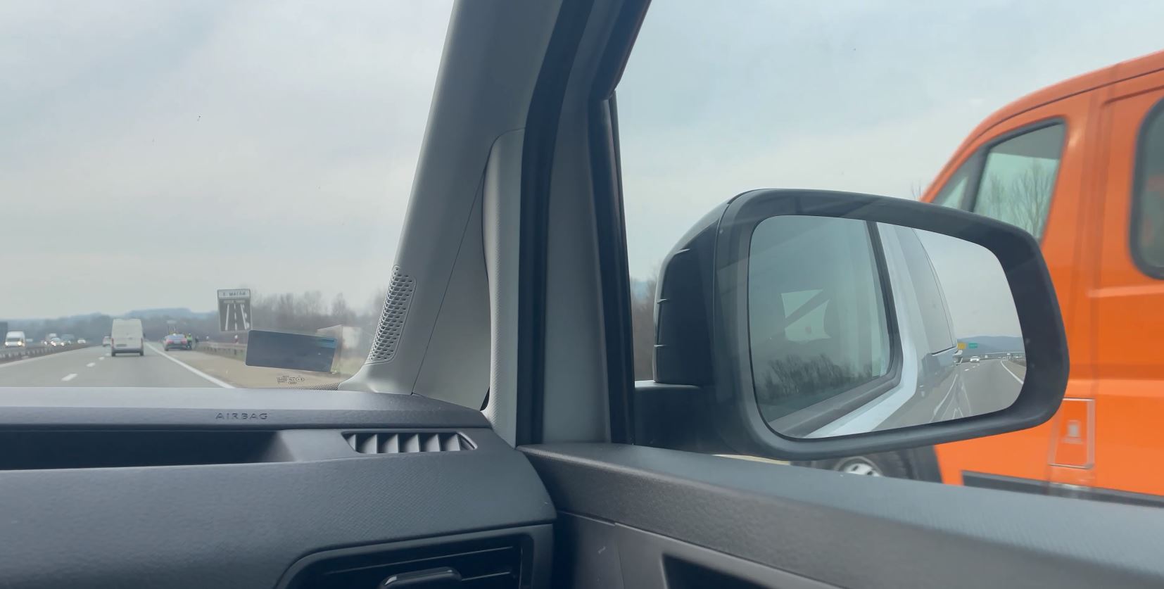 SNIMAK KOJI LEDI KRV Sekunde do direktnog sudara sa KAMIONOM: Kamiondžija preticao AUTOBUS, vozač sišao s puta