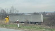 HAOS NA AUTO-PUTU KOD UMČARA! Šleper silovito probio ogradu i izleteo sa kolovoza: Prvi snimci sa mesta