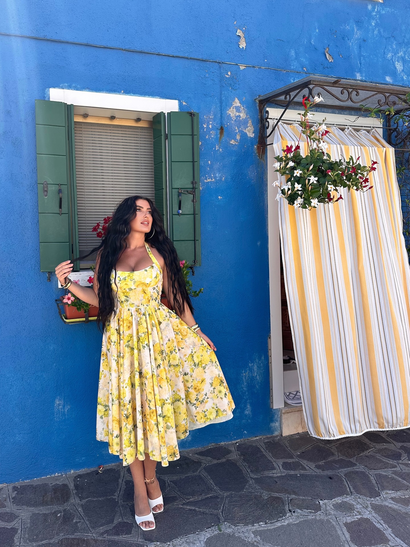 Posle drame u Dubaiju, ovako uživa: Ćerka estradnog para u crkvi za Lazarevu subotu, slavi Vrbicu venčićem