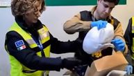 BIZARNO OTKRIĆE U PAKETU IZ BOSNE Italijanski carinik otvorio kutiju i zaćutao, snimak sve govori!