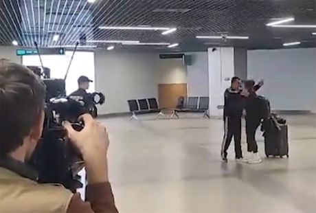 Zagrljaj oca i ćerke na beograskom aerodromu