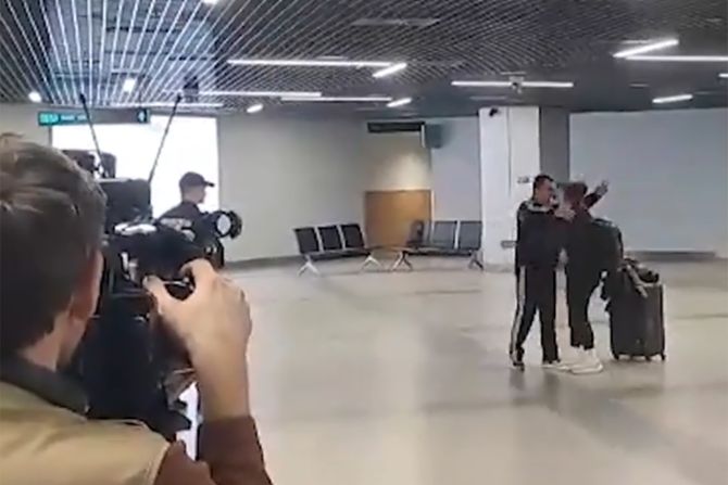 Zagrljaj oca i ćerke na beograskom aerodromu