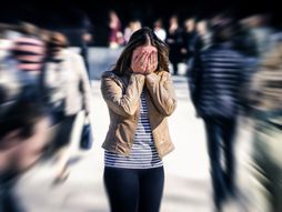 Devojka , žena, strah, uplašena, anksioznost, napad panike