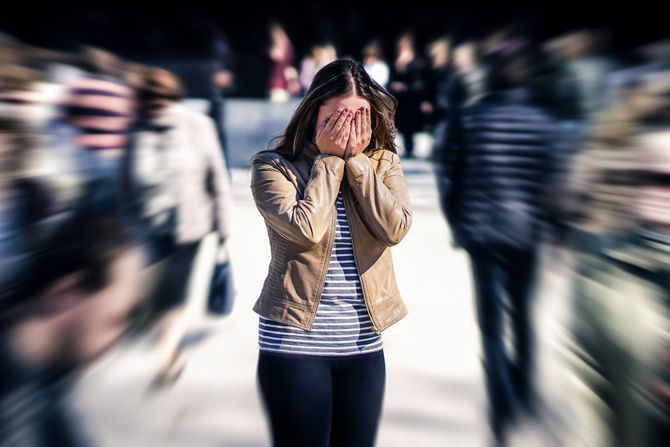 Devojka , žena, strah, uplašena, anksioznost, napad panike