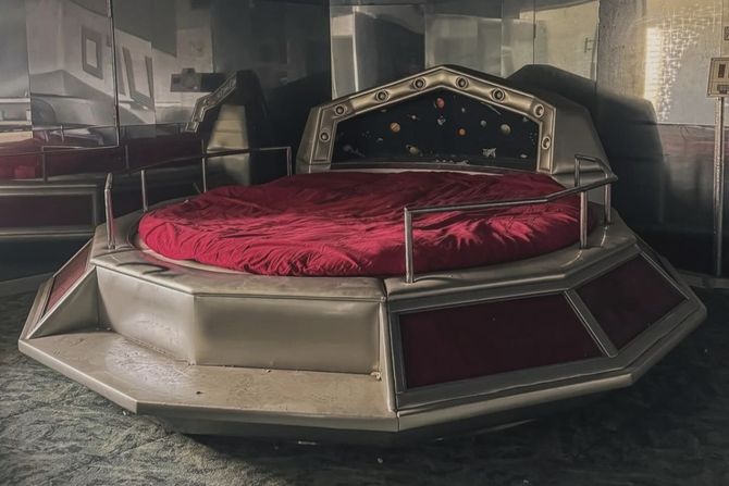 Napušten hotel, Japan