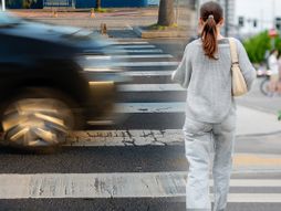 pešački prelaz, devojka. crni auto