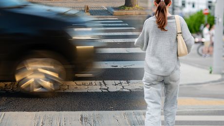 pešački prelaz, devojka. crni auto