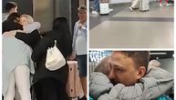 Suze, poljupci i zagrljaji na aerodromu! Građani Srbije iz Dubaija napokon u Beogradu: "Teško je bilo..."