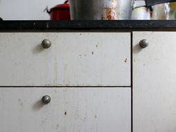 Prljavi ormarići u kuhinji