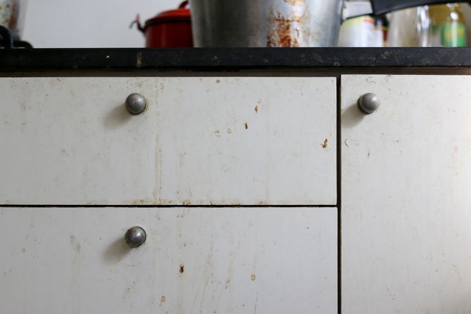 Prljavi ormarići u kuhinji