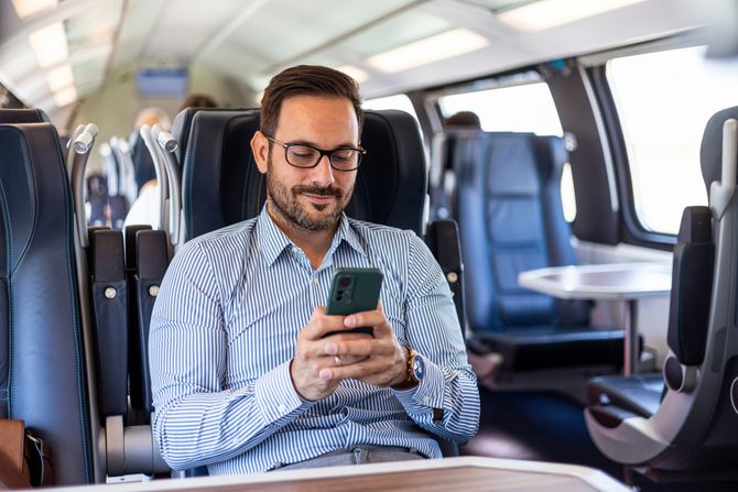 Voz, putovanje vozom, muškarac, mobilni