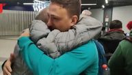Otac slomljen od emocija grlio sina koji je stigao iz Dubaija: Ovo su prizori koji su rasplakali i najjače